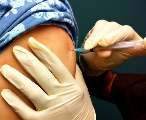 Moderna y Merck anuncian resultados positivos de una vacuna contra el cáncer de piel.