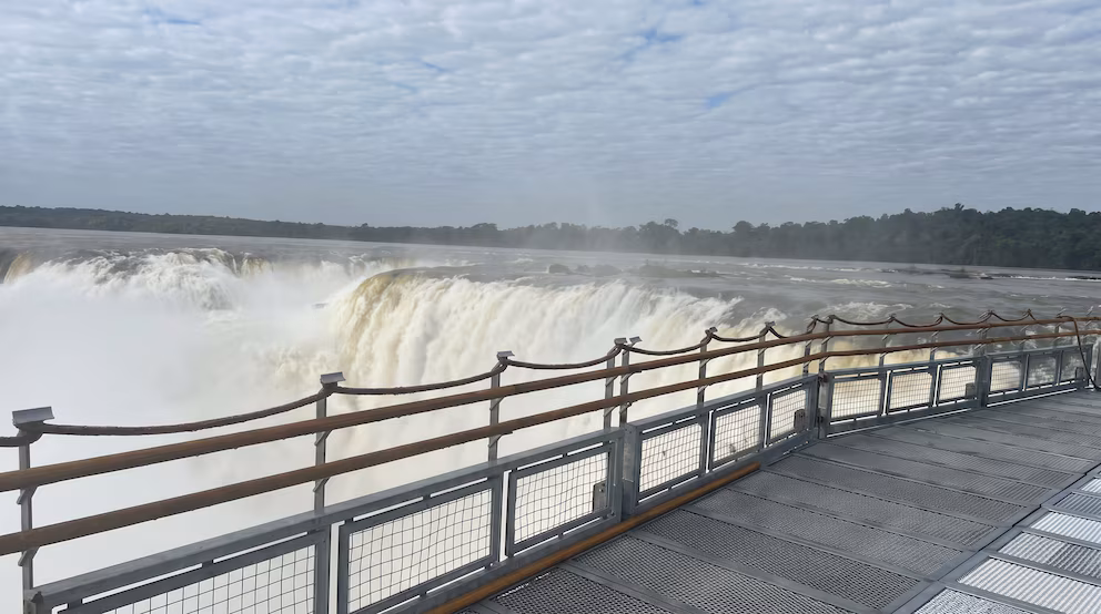 Cerraron los circuitos de las Cataratas del Iguazú por la impactante crecida del río