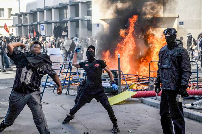 El gobierno de Francia decreta toques de queda y condena a los "ladrones" y "delincuentes" detrás de los violentos disturbios