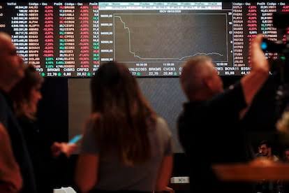 La Bolsa brasileña se desplomó 16,6% en la apertura en un lunes negro bursátil y se disparó el precio del dólar tras la victoria de Lula da Silva en el balotaje